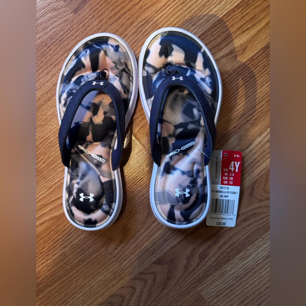 Under Armour youth-NWT- Navy and Camouflage Flip Flops- size 4 youth